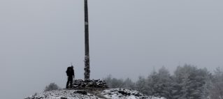Крус-де-Ферро — железный крест на деревянном столбе над каменной насыпью
