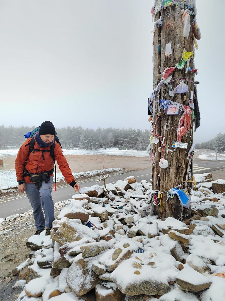 Алекс Крамер кладет камень к Cruz de Ferro