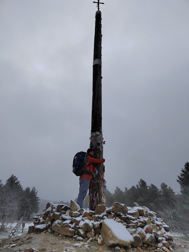 Алекс Крамер обнимает железный крест Cruz de Ferro